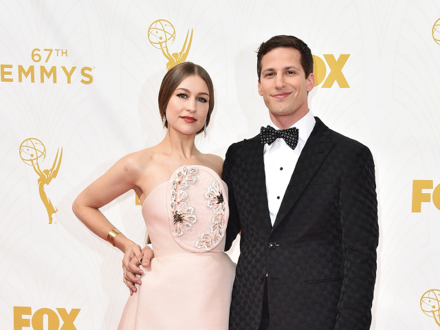 Herec Andy Samberg a jeho manželka Joanna Newson v kreácii Delpozo. 