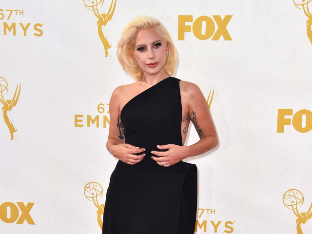 Speváčka a herečka Lady Gaga v šatách od Brandona Maxwella.