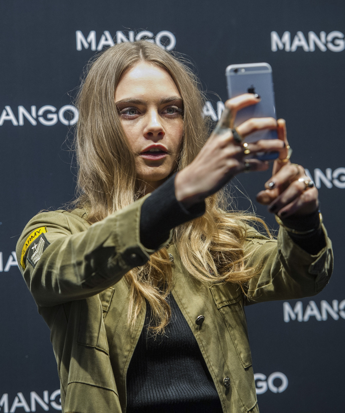 Modelka Cara Delevingne si robí selfie v Miláne.