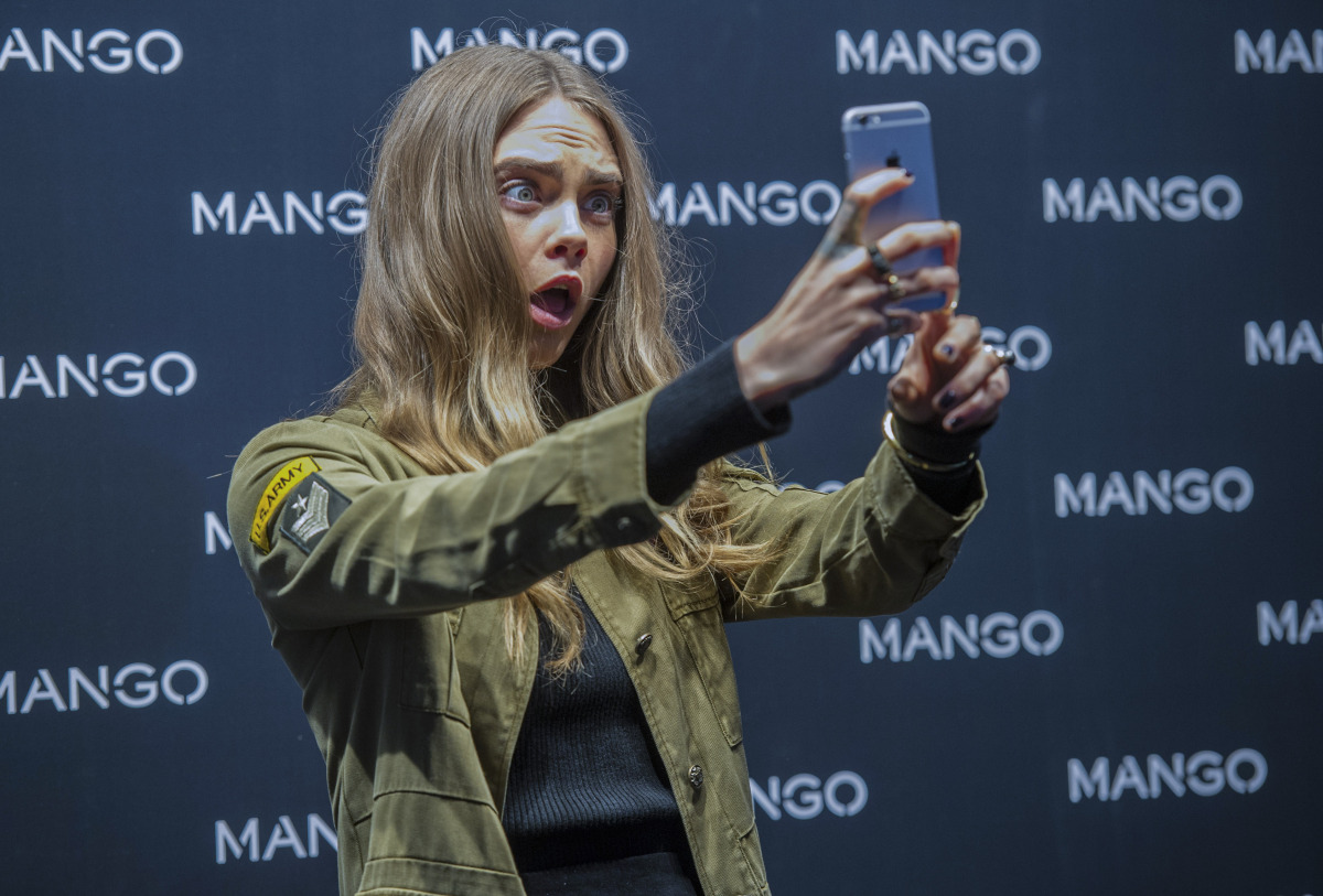 Modelka Cara Delevingne si robí selfie v Miláne.