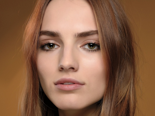 Líčenie modelky v duchu jesenných trendov na prehliadke Costume National. Použité produkty značky Mac. 