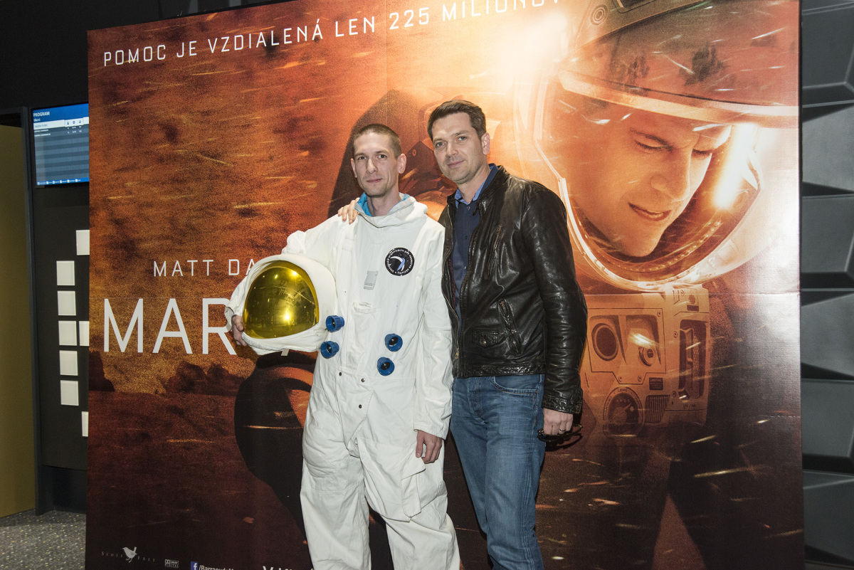 Na premiéru filmu Marťan sa prišiel pozrieť aj herec Marek Majeský (vpravo).