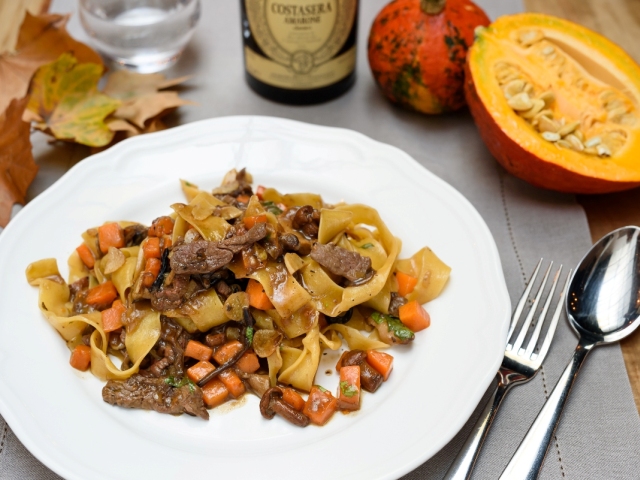 Pappardelle s tekvicou, hubami, hovädzou sviečkovicou a čerstvým koriandrom