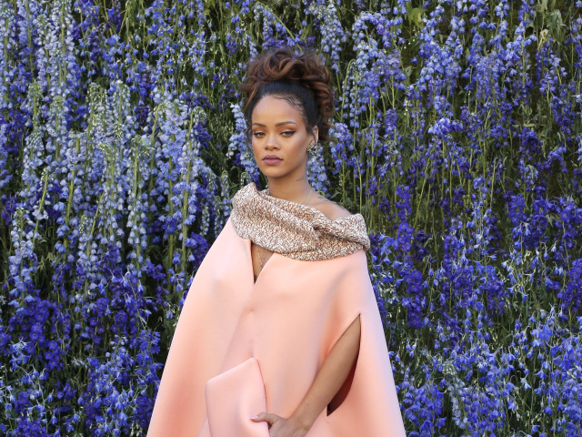 Speváčka Rihanna pózuje v kreácii Dior Couture.