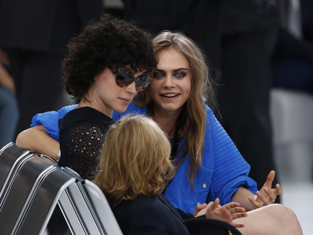 Modelka Cara Delevingne a jej partnerka - speváčka St. Vincent.