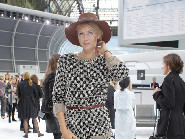 Ruská tenistka Maria Šarapovová na prehliadke Chanel v Paríži. 