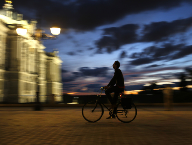Španielskom bicykel, cyklista, večer, noc, stmievanie, budova, pouličná lampa,