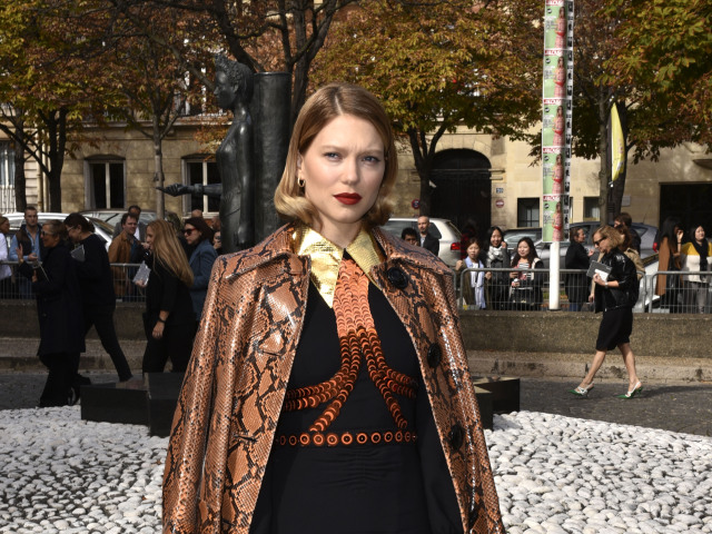 Francúzska herečka Lea Seydoux prichádza na prehliadku Miu Miu v Paríži. 