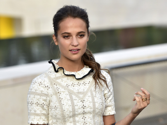 Švédska herečka Alicia Vikander na prehliadke Louis Vuitton v Paríži. 