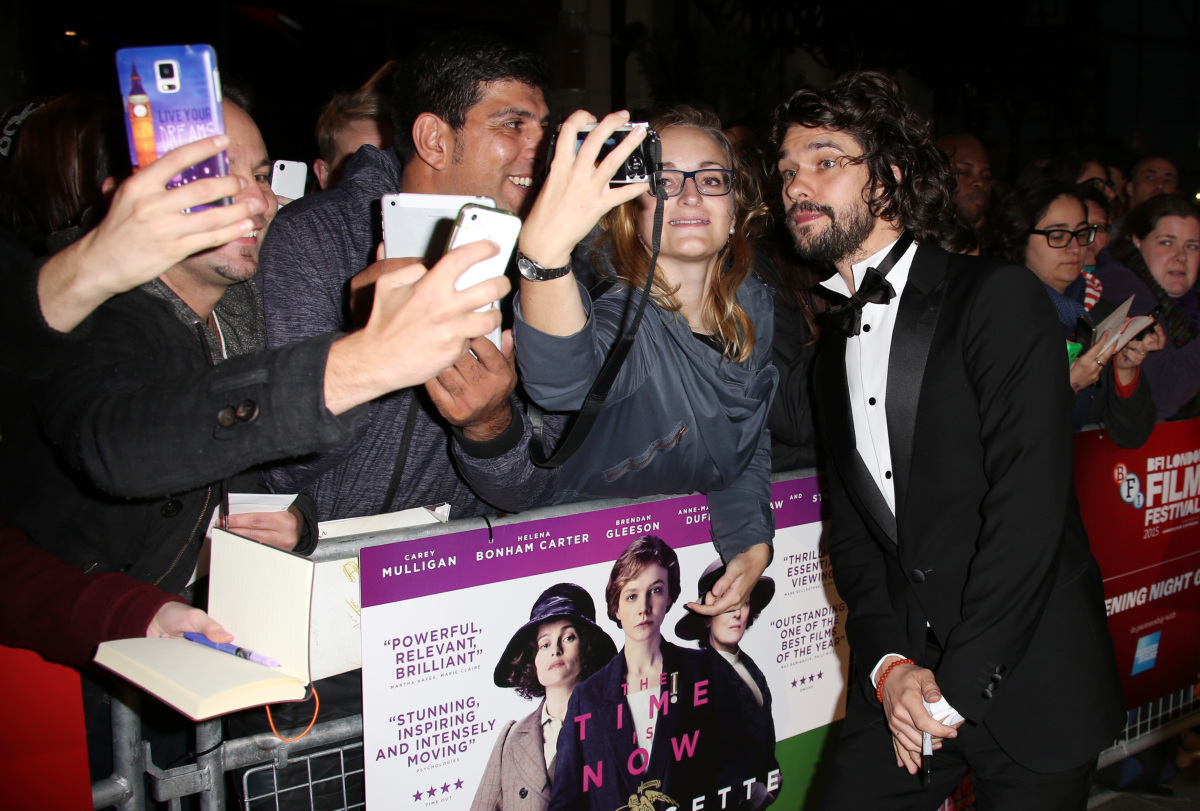 Herec Ben Whishaw pózoval ochotne s fanúšikmi.