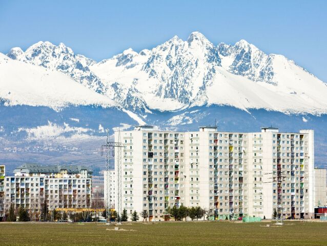 Poprad, Tatry, bytovky, dom, byty, bývanie, Vysoké Tatry, pole, sneh, hory, kopce, zima,