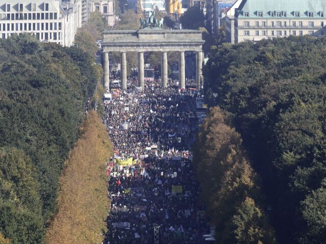 protest, nemecko, berlín, ttip, brandeburská brána,