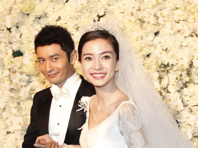 Čínsky herec Huang Xiaoming a jeho vyvolená - herečka a modelka Angelababy sa bozkávajú počas svadobného ceremoniálu, ktorý sa konal v Šanghaji. 