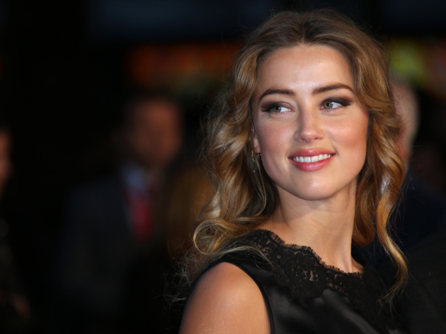Herečka Amber Heard na premiére filmu Black Mass v Londýne. 