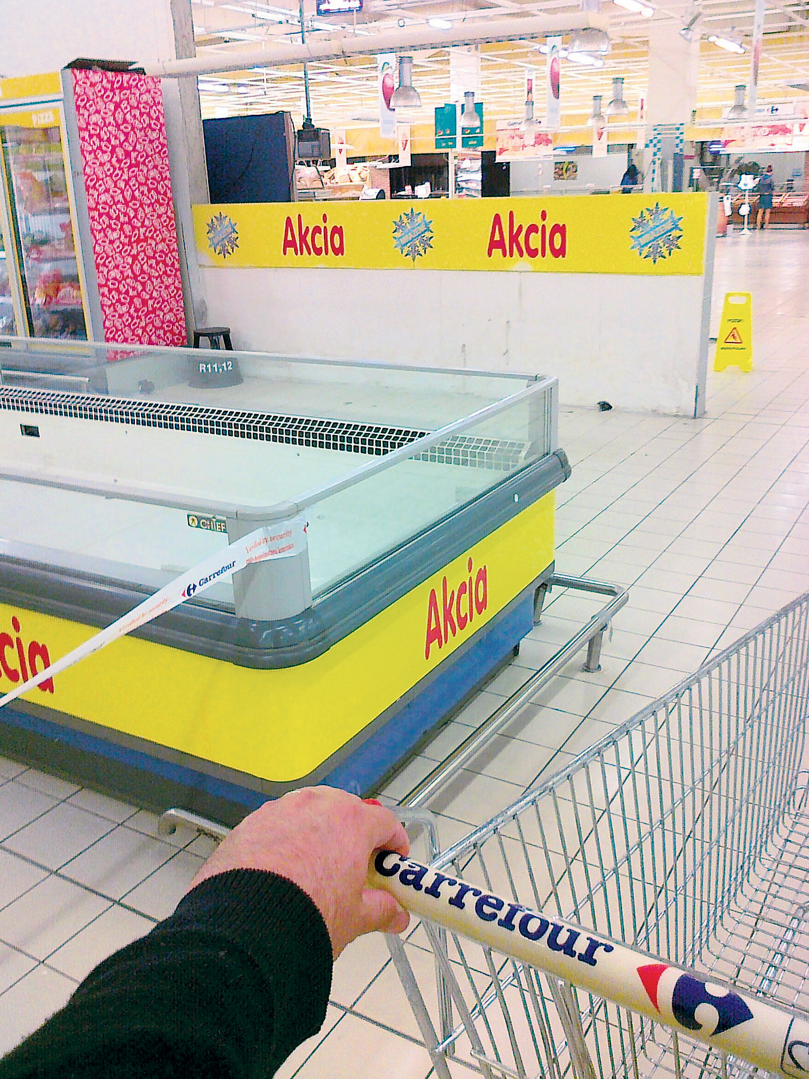 Regály Carrefouru v Bratislavskom obchodnom centre Polus zívajú prázdnotou.