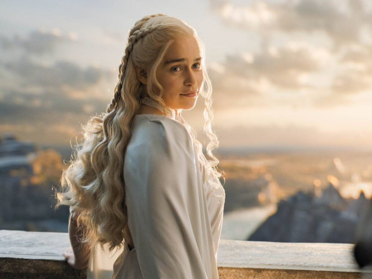 Herečka Emilia Clarke na zábere zo seriálu Hra o tróny. 