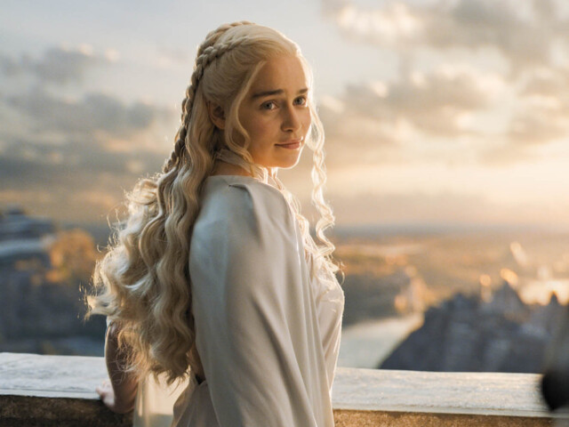 Herečka Emilia Clarke na zábere zo seriálu Hra o tróny. 