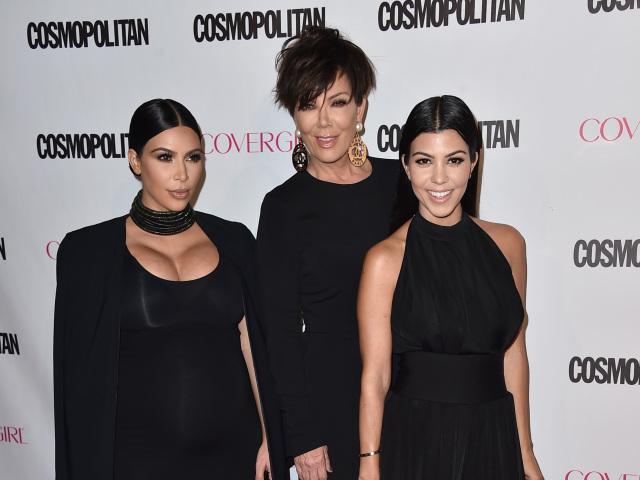 Slávna televízna mama Kris Jenner (v strede) s dcérami Kim Kardashian (vľavo) a Kourtney Kardashian.