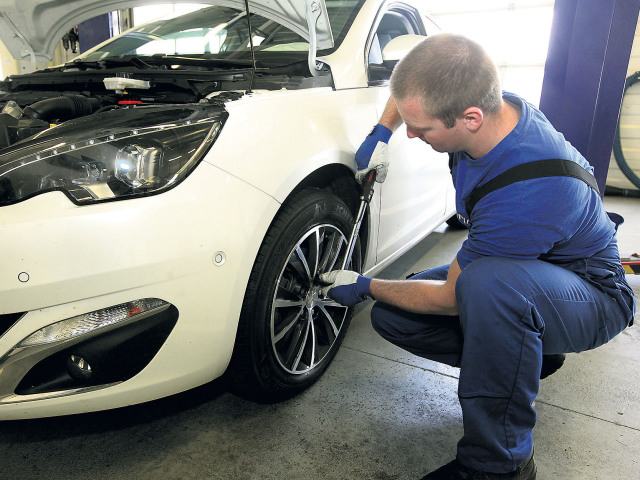 servis, autoservis, práca, auto, automobil, pneuservis