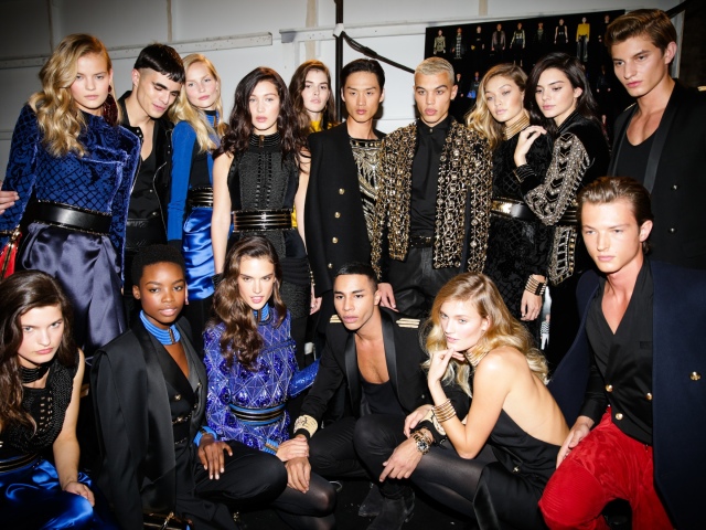 Zostava supermodeliek a topmodeliek na prehliadke Balmain X H&M. 