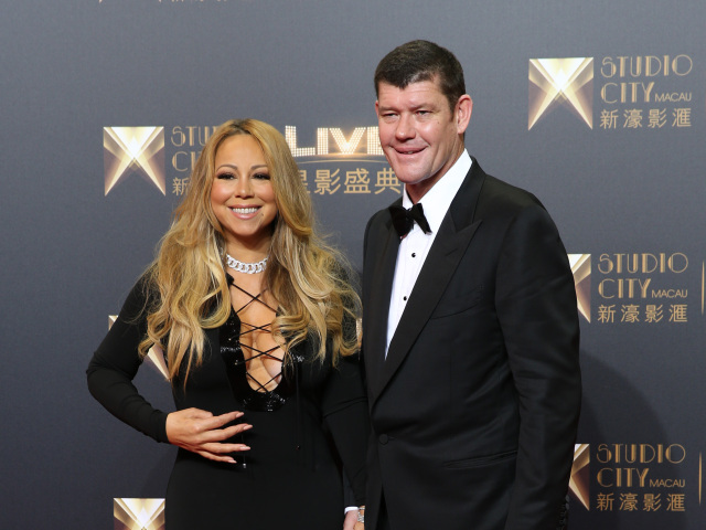 Speváčka Mariah Carey po boku svojho aktuálneho priateľa - podnikateľa a multimilionára Jamesa Packera otvorila jeho nové kasíno v Macau.