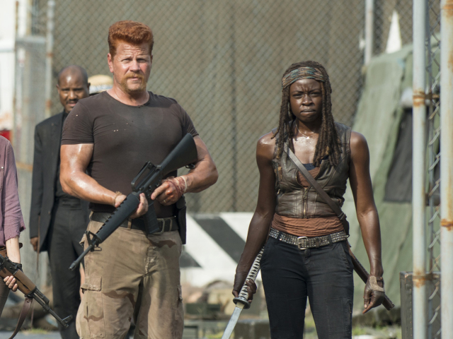 Michael Cudlitz ako Abraham a herečka Danai Gurira ako Michonne v seriáli Walking Dead
