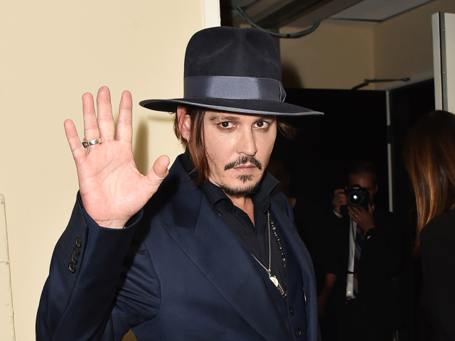 Herec Johnny Depp pózuje fotografom. 