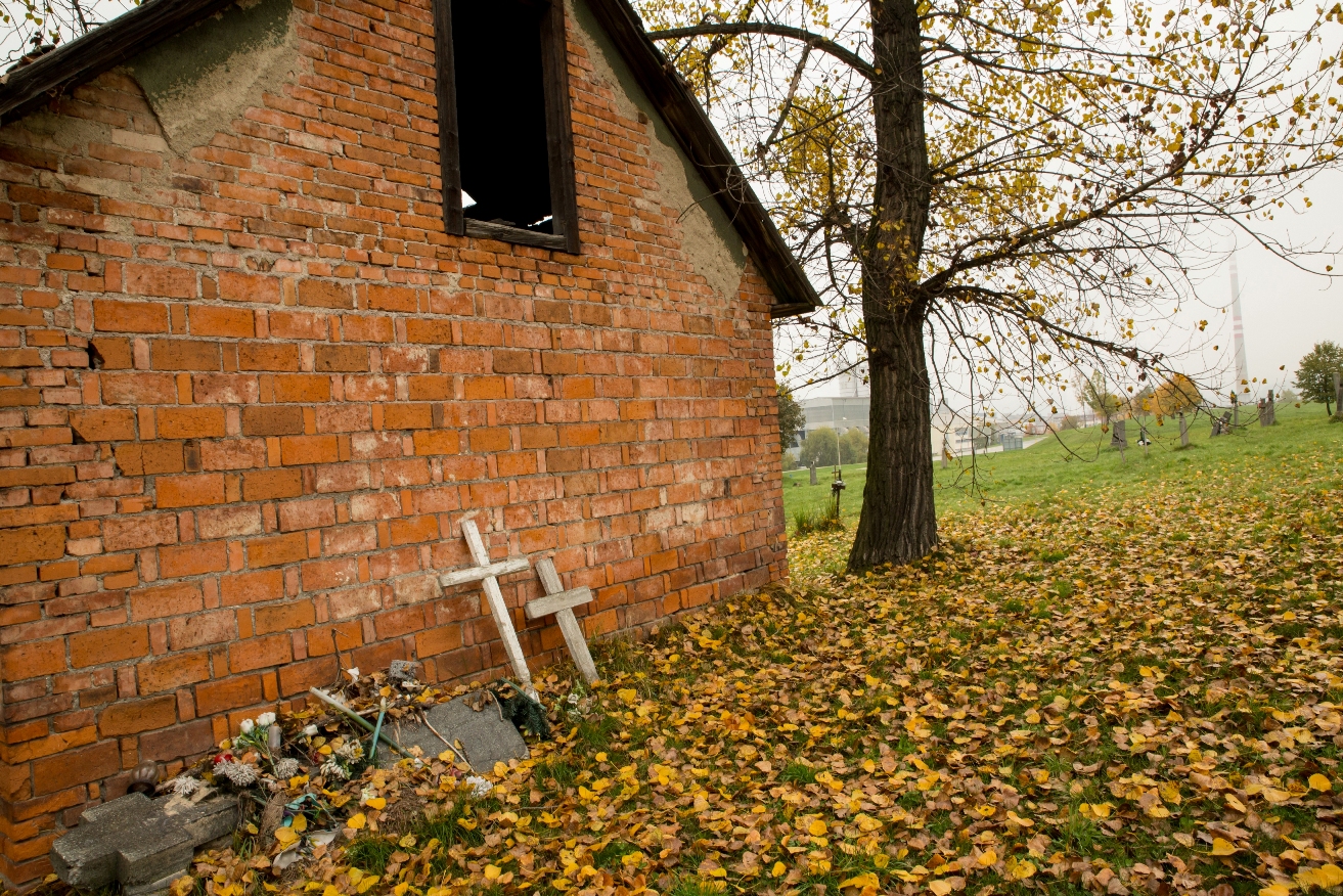 Márnica v Horných Opatovciach a odložené kríže. Niektoré si aj s hrsťami rodnej zeme pobrali už ľudia domov.