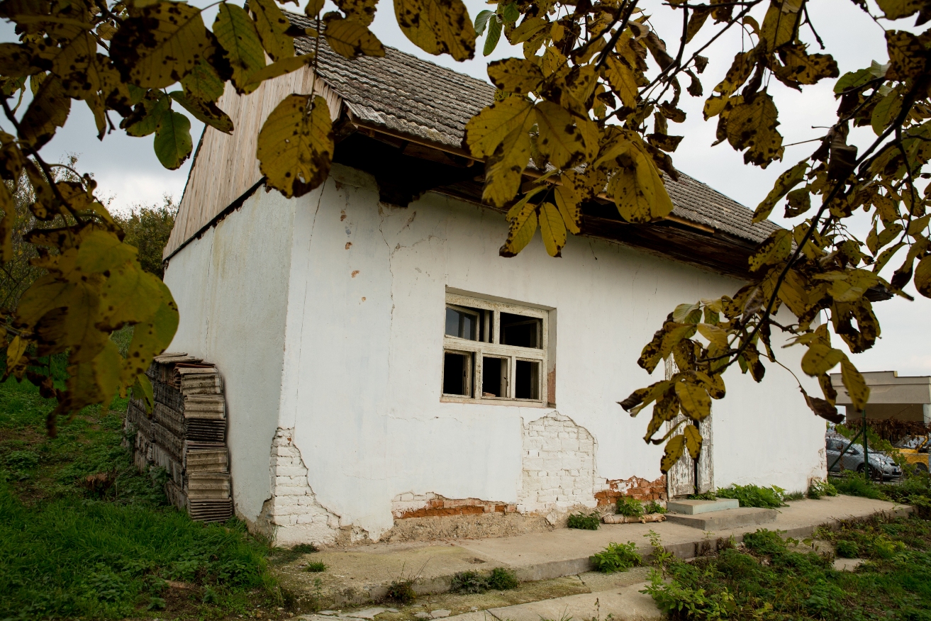 Po správcoch mohyly, pani Tillerovej a pánovi Nižňanskom, zostal malý domček.
