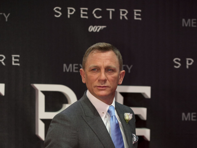 Herec Daniel Craig pózuje fotografom.