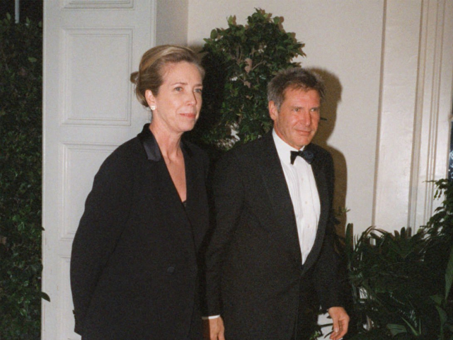 Melissa Mathisonová a Harrison Ford na archívnej fotografii z roku 1998.