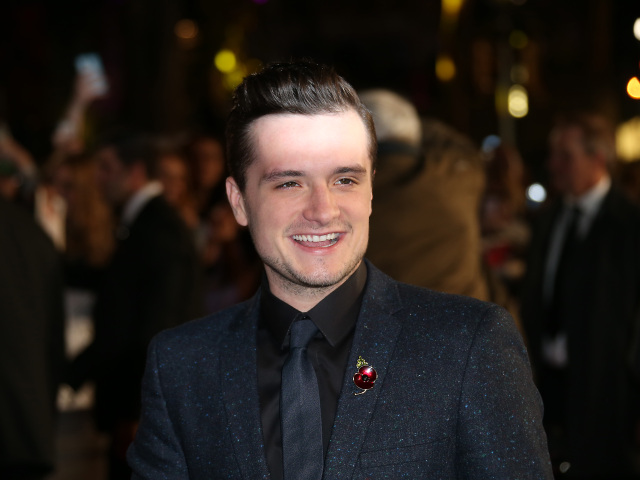 Herec Josh Hutcherson pózuje fotografom. 