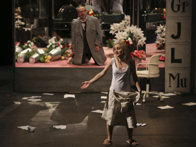Linda Ballová (Emila Marty) a Ľudovít Ludha (Albert Gregor) v Konwitschného inscenácii Janáčkovej opery Vec Makropulos.