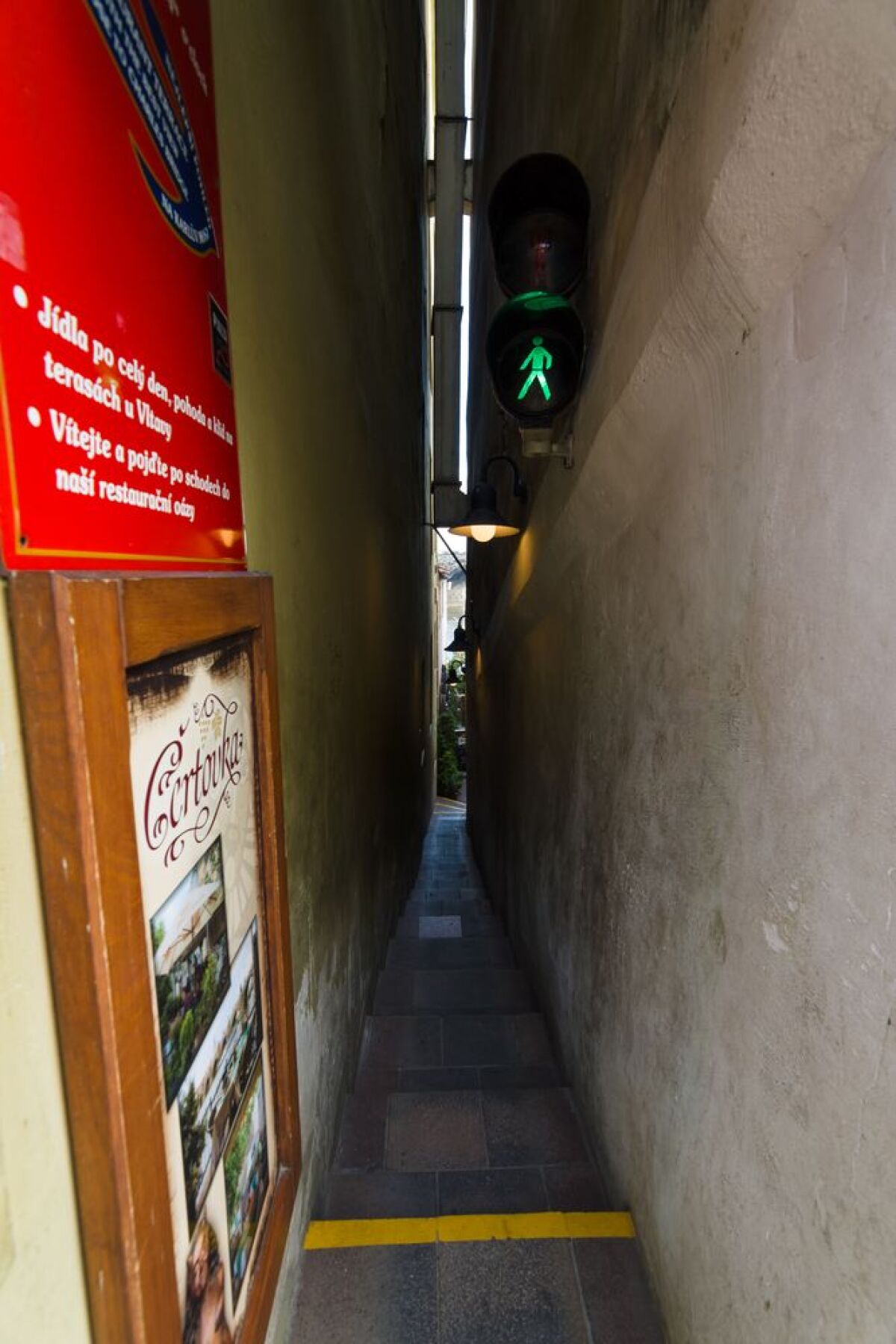 najužšia ulička, Praha, Česko, semafor, úzka ulica