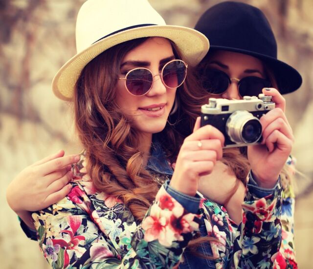 turistky, turisti, fotoaparát, fotografie, obrázky, pamiatka, slnečné okuliare, dovolenka, cestovanie, klobúky,