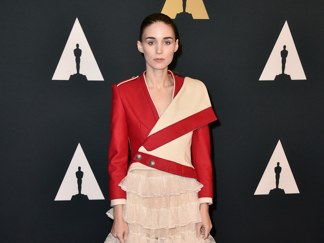 Herečka Rooney Mara v kreácii Alexander McQueen. 