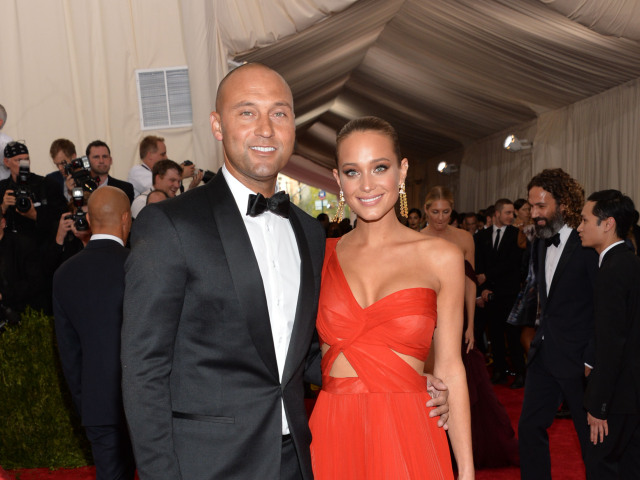 Modelka Hannah Davis a jej snúbenec Derek Jeter na archívnej snímke. 
