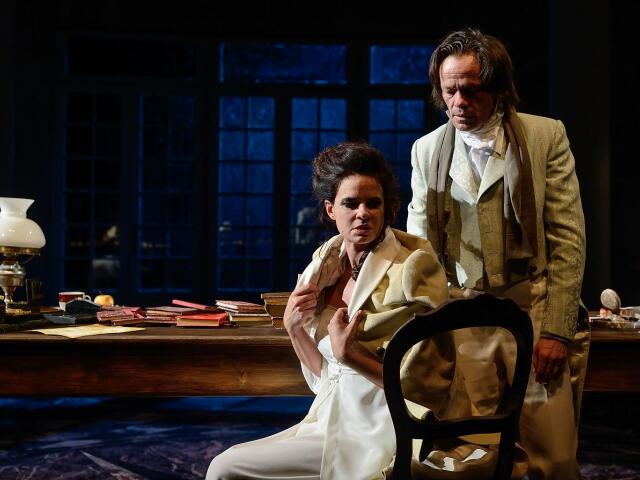 Zuzana Fialová (Lady Croomová) a Robert Roth (Septimus Hodge) v inscenácii Stoppadrovej hry Arkádia