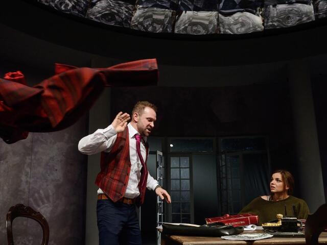 Tomáš Maštalír (Bernard Nightingdale) a Petra Vajdová (Hana Jarvisová) v inscenácii Stoppardovej hry Arkádia.