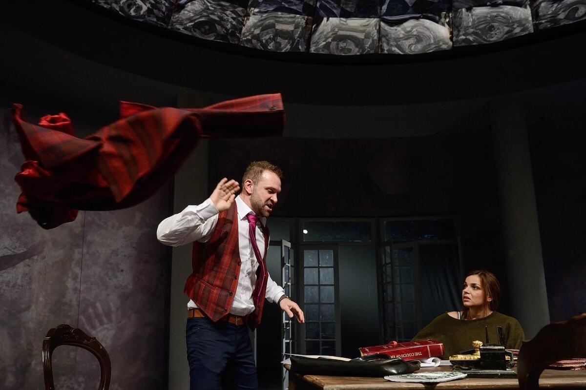 Tomáš Maštalír (Bernard Nightingdale) a Petra Vajdová (Hana Jarvisová) v inscenácii Stoppardovej hry Arkádia.