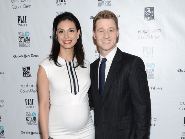 Morena Baccarin a jej seriálový kolega a snúbenec Ben McKenzie.