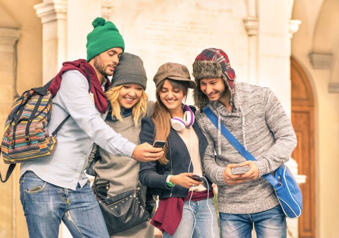 mobil, tablet, internet, telefón, cestovanie, cestovatelia, mladí ľudia, turisti, hudba, internet, Facebook, Instagram, sociálne siete, sieť, mládež,