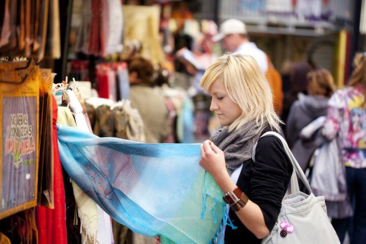 nakupovanie, šatka, trh, blondína, market, šaty, oblečenie, cestovanie, cestovateľka, turistka,