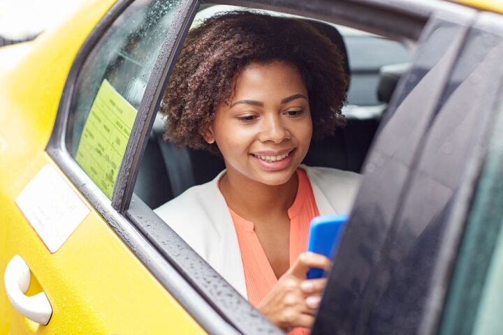 taxi, cestovanie, mobil, telefón, turistka, internet, smartfón, žena, kučeravé vlasy, auto, internet, biznis, černoška, úsmev