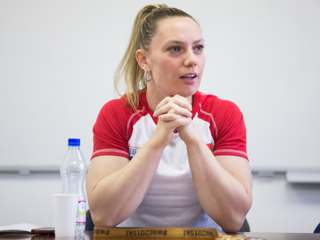 Lucia Debnárová, pretláčanie rukou