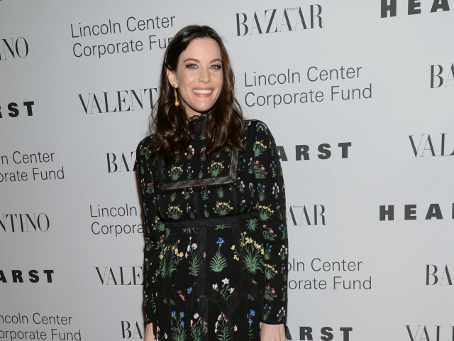 Herečka Liv Tyler v kreácii Valentino. 