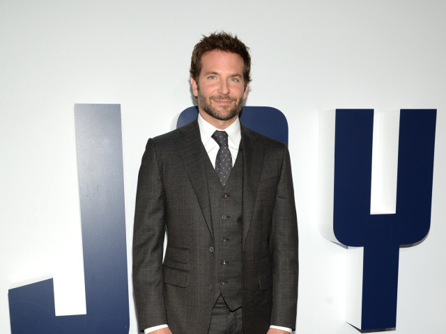 Herec Bradley Cooper na premiére filmu Joy. 