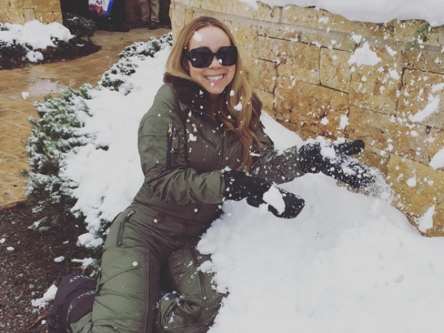 Speváčka Mariah Carey na snehu v Aspene. 