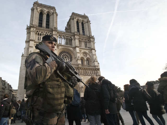 Notre Dame, paríž, vojak