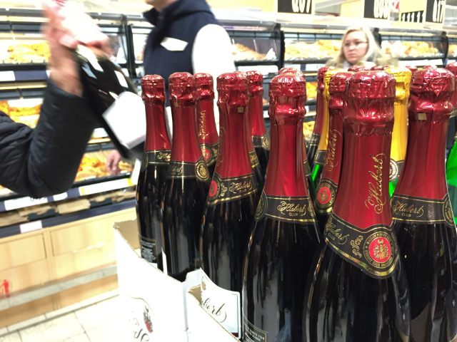 Silvester, šampanské, šumivé víno, sekt, alkohol, fľaša